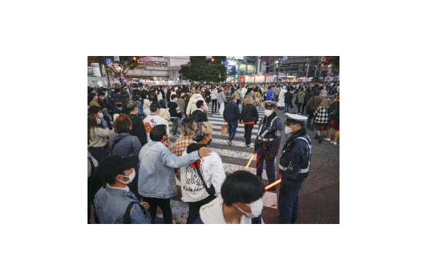 東京・渋谷のスクランブル交差点で警戒する警察官＝30日夕