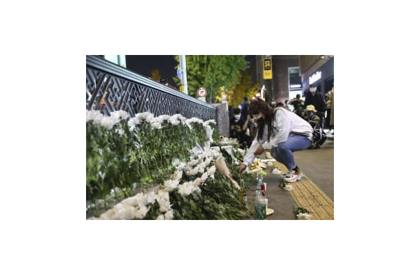 ソウル・梨泰院の事故現場近くで花を手向ける女性＝30日（ゲッティ＝共同）