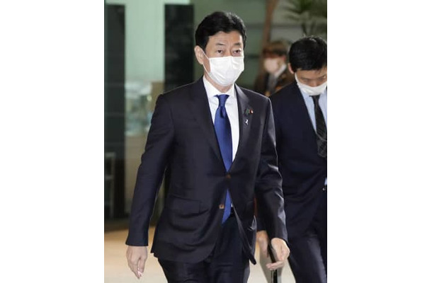 首相官邸に入る西村経産相＝1日午前