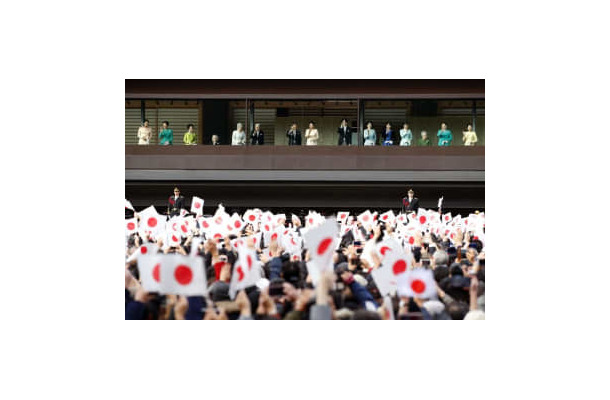 2020年1月2日、新年一般参賀で集まった人たちに手を振られる天皇、皇后両陛下と皇族方＝宮殿・長和殿