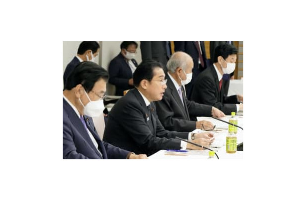経済財政諮問会議であいさつする岸田首相（左手前から2人目）＝2日午後、首相官邸