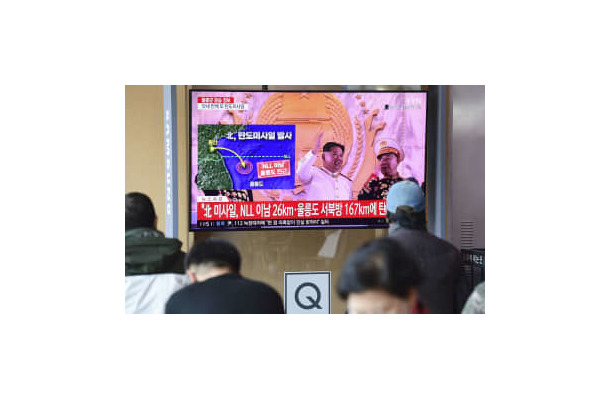 北朝鮮による弾道ミサイル発射を伝えるテレビニュース＝2日、ソウル（共同）