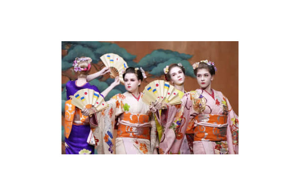 日本舞踊を披露するウクライナ避難民の学生＝3日午後、福岡市の大濠公園能楽堂