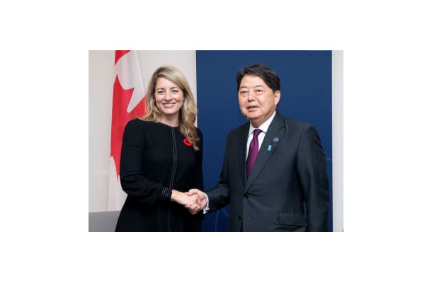 握手する林外相（右）とカナダのジョリー外相＝3日、ドイツ・ミュンスター（外務省提供・共同）