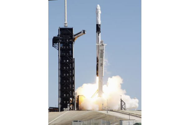 4月、民間人4人を乗せ米フロリダ州のケネディ宇宙センターを出発するファルコン9ロケット（ロイター＝共同）