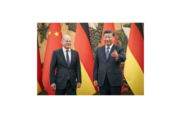 ドイツのショルツ首相（左）と写真に納まる中国の習近平国家主席＝4日、北京の人民大会堂（ロイター＝共同）