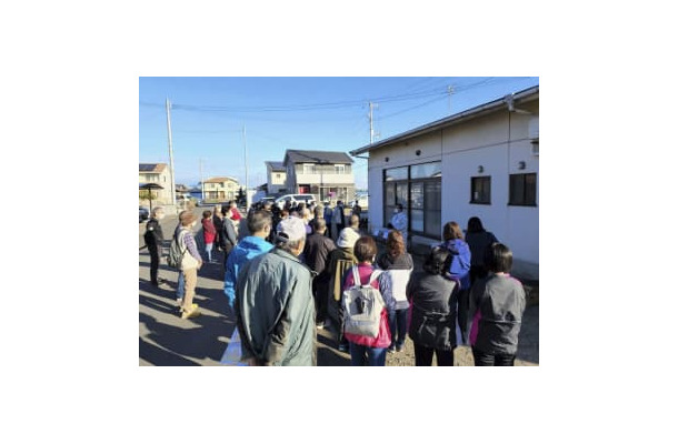 南海トラフ巨大地震による津波を想定した避難訓練に参加する住民ら＝5日午前、愛媛県西条市（同市提供）