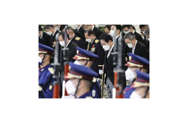 自衛隊殉職隊員追悼式で、黙とうする岸田首相（奥中央右）ら＝5日午前、防衛省（代表撮影）