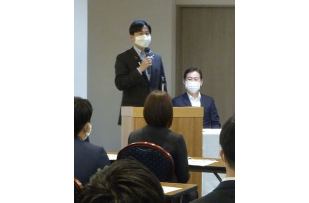 脱炭素社会を議論する異業種交流型の研修であいさつする松江市の上定昭仁市長＝10月、松江市