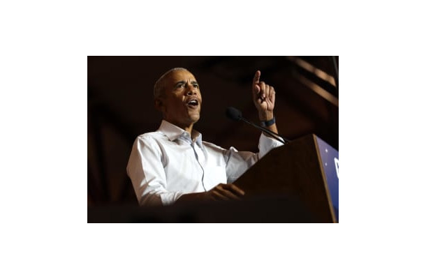 米中間選挙の応援演説を行うオバマ元米大統領＝2日、西部アリゾナ州（ゲッティ＝共同）
