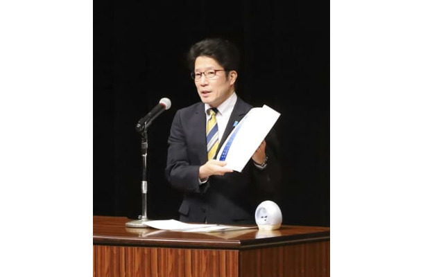 「拉致問題を考える国民の集い」で講演する横田拓也さん＝6日午後、山梨県富士川町