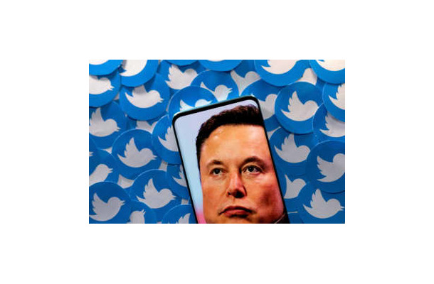 ツイッターのロゴと、スマートフォンに映し出されたイーロン・マスク最高経営責任者（CEO）（ロイター＝共同）