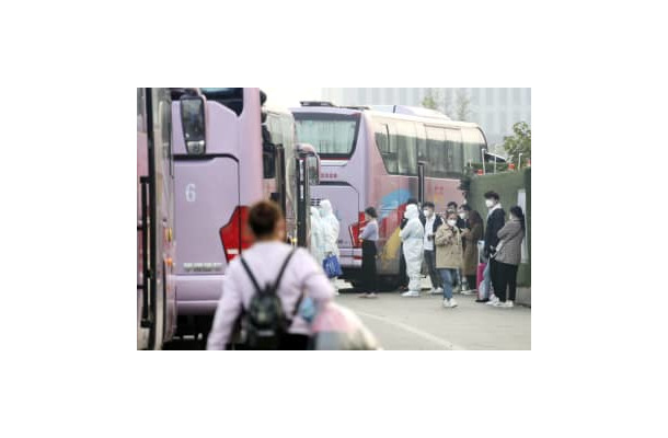 中国河南省鄭州市の台湾・鴻海精密工業の工場で輸送用のバスに乗り込む従業員ら＝10月（CNS＝共同）