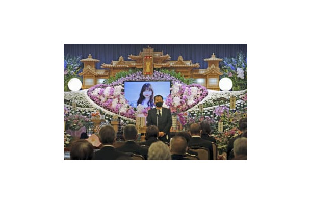 冨川芽生さんの葬儀であいさつする父歩さん＝7日午後、北海道根室市（代表撮影）