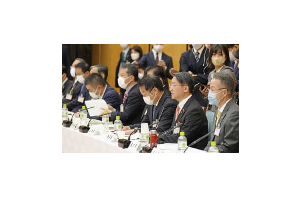 政府主催の全国知事会議であいさつする平井伸治鳥取県知事（右から2人目）＝7日午後、首相官邸