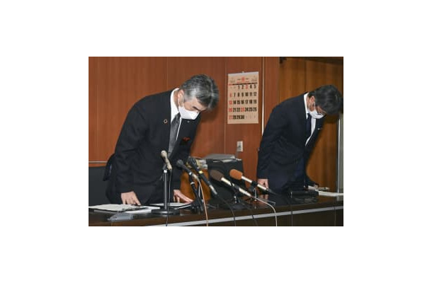 記者会見で謝罪する岩手県一関市教育委員会の小菅正晴教育長（左）＝8日午前、一関市役所