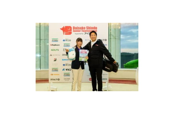 高校女子の部で優勝した飯島早織さん（左）と進藤大典氏　来年のゴルフ5レディスではこのコンビで挑むことになる（大会提供）