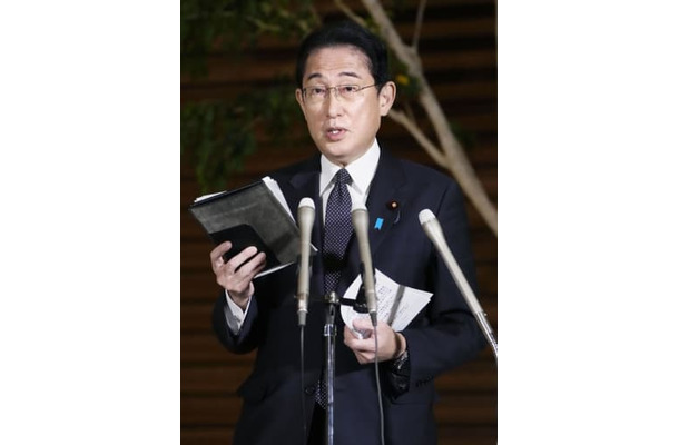 公明党の山口代表との会談を終え、記者団の取材に応じる岸田首相＝8日午後、首相官邸