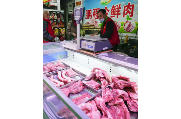 北京市内の商店の食肉売り場＝4日（共同）