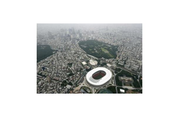 国立競技場と東京の街並み
