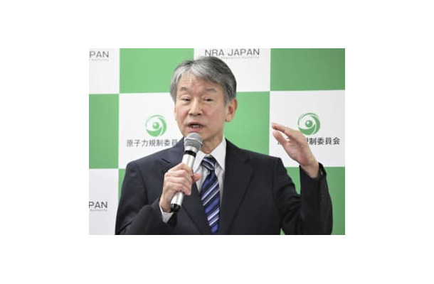 記者会見する原子力規制委の山中伸介委員長＝9日午後、東京都港区
