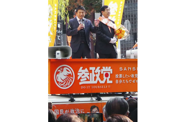 街頭演説する参政党の神谷宗幣参院議員（左）と松田代表＝9日午後、東京・銀座