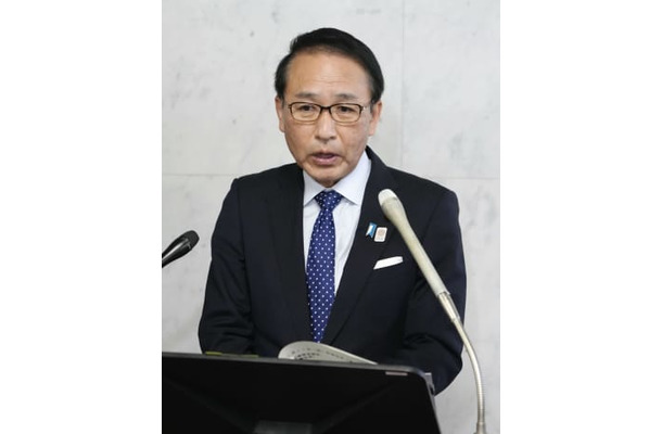 閣議後、記者団の取材に応じる葉梨法相＝11日午前、国会
