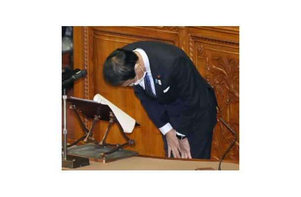 参院本会議で自身の発言について陳謝し、頭を下げる葉梨法相＝11日午前