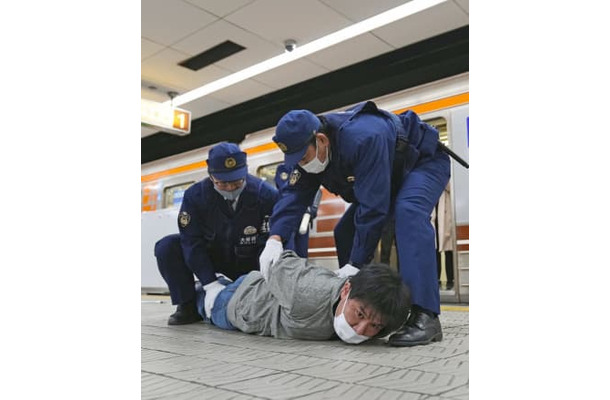 大阪メトロ日本橋駅で行われた、無差別襲撃事件を想定した訓練＝12日未明