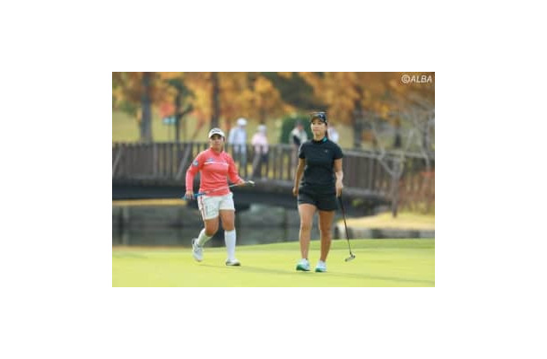 山下美夢有（左）と上田桃子　最終日も最終組でしのぎを削る（撮影：福田文平)