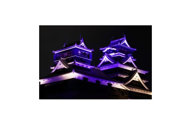 紫色にライトアップされた熊本城＝12日夜、熊本市