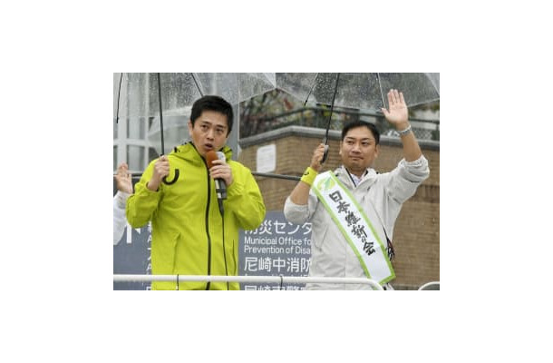 兵庫県尼崎市長選に立候補した大原隼人氏。左は応援に駆け付けた日本維新の会の吉村洋文共同代表＝13日午後