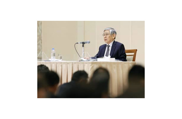 名古屋市で開かれた地元経済界との会合で講演する日銀の黒田総裁＝14日午前