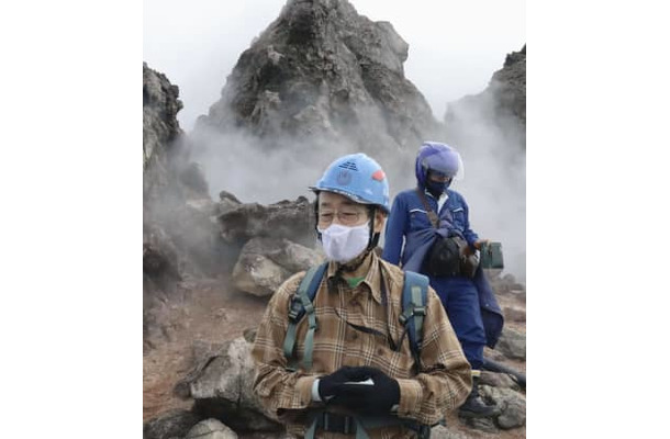 溶岩ドーム「平成新山」で状況を説明する、九州大の清水洋名誉教授＝14日午後、長崎県の雲仙・普賢岳