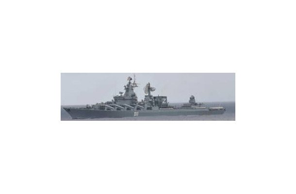 沖縄沖を通過したロシア海軍の巡洋艦＝13日（防衛省統合幕僚監部提供）
