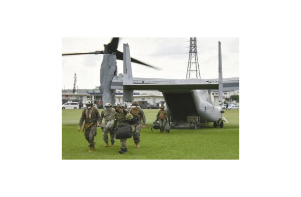訓練で負傷者を運ぶ自衛隊員ら＝15日午後、沖縄県の米軍キャンプ瑞慶覧