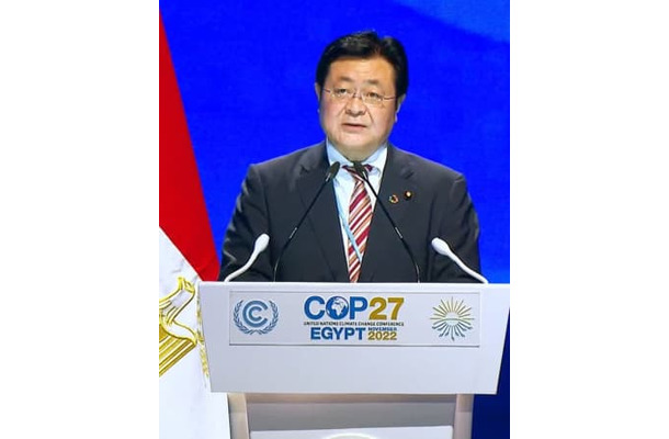 15日、COP27で演説する西村環境相＝エジプト・シャルムエルシェイク（条約事務局の中継より・共同）