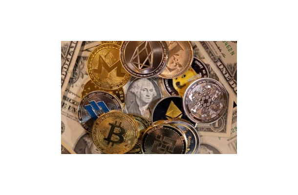 米ドル紙幣と代表的な仮想通貨を模した硬貨＝2021年11月（ロイター＝共同）