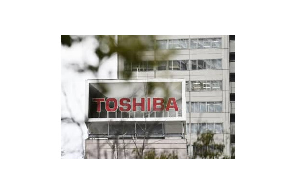 東芝本社が入るビル近くに掲げられたマーク＝東京都港区