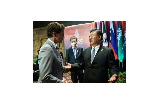 立ち話をする中国の習近平国家主席（右）とカナダのトルドー首相＝16日、インドネシア・バリ島（カナダ首相府提供・ロイター＝共同）