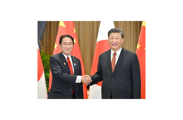 会談の冒頭、中国の習近平国家主席（右）と握手する岸田首相＝17日、バンコク（代表撮影・共同）