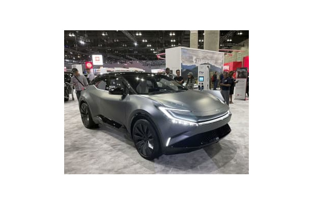 トヨタ自動車が公開した電気自動車コンセプトカーの小型SUVタイプ＝17日、米ロサンゼルス（共同）