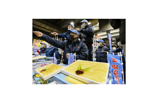 大阪市中央卸売市場で開かれた塩かずのこの初競り＝18日午前