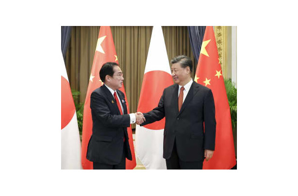 会談の冒頭、岸田首相（左）と握手する中国の習近平国家主席＝17日、バンコク（新華社＝共同）