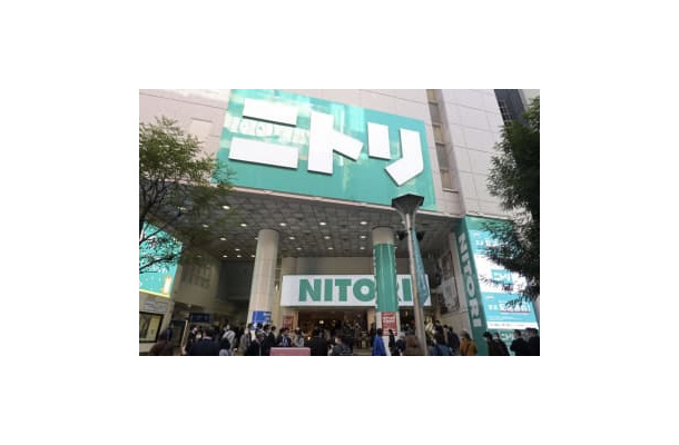 東京・池袋にオープンしたニトリの大型店舗＝18日午前