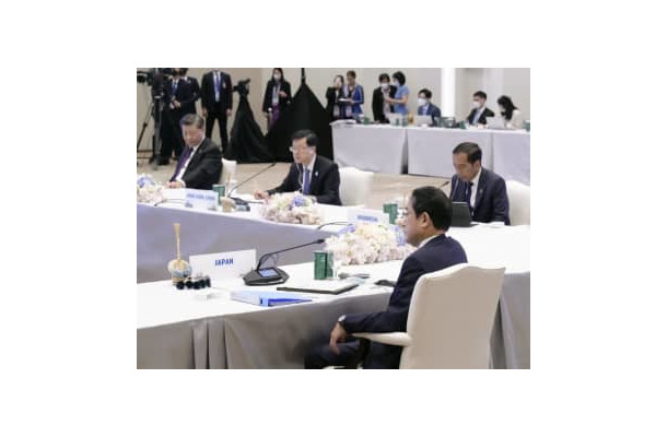 APEC首脳会議に出席した岸田首相（手前）と中国の習近平国家主席（奥左）ら＝18日、バンコク（代表撮影・共同）