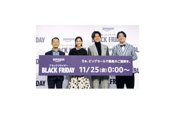 アマゾンジャパンの「ブラックフライデー」の発表会でポーズをとる桐谷美玲さん（左から2人目）ら＝18日午後、東京都港区