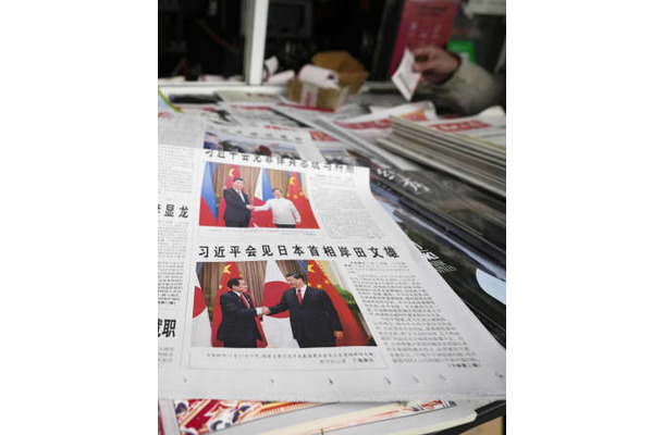 北京市内の売店に並ぶ、日中首脳会談について報じる中国紙＝18日（共同）