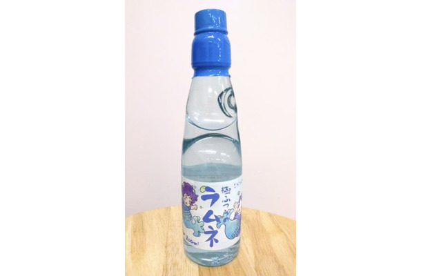 自主回収となる炭酸飲料「極ふつうのラムネ」（ジブリパーク提供）