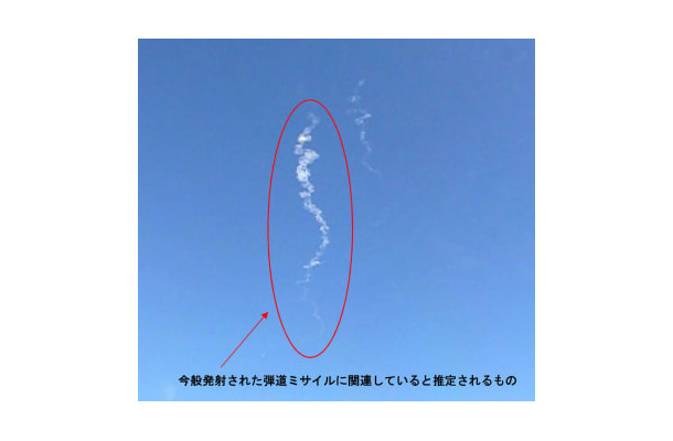 北朝鮮が発射した弾道ミサイルに関連すると推定される白い飛行機雲のようなもの（防衛省提供）